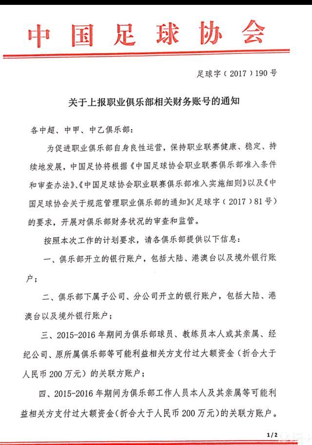 曼城众将围住裁判表达不满，哈兰德向西蒙-胡珀咆哮，面部表情狰狞，十分生气！